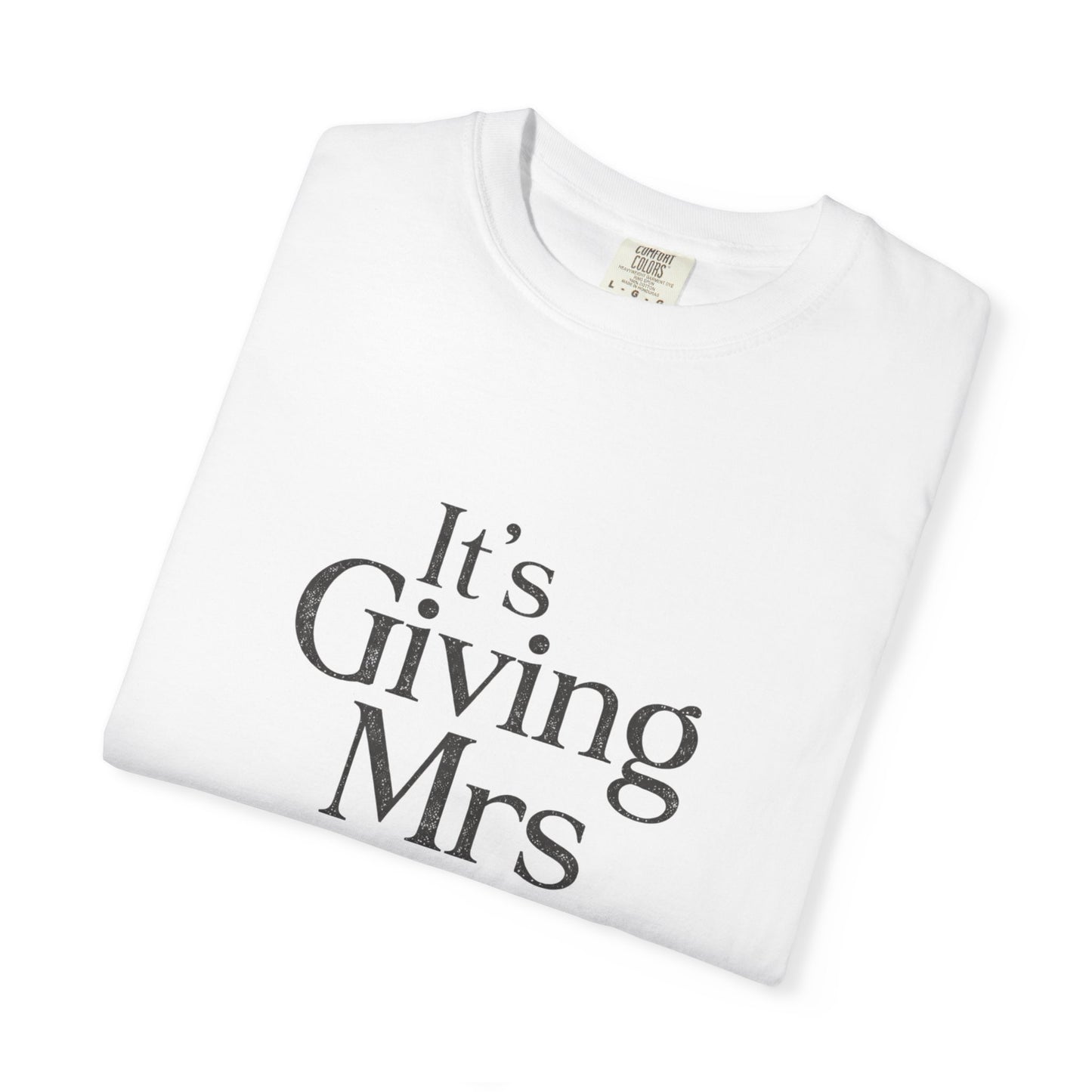 It's Giving Mrs T-Shirt — Playful Bride/Groomed Wedding Party Tee
